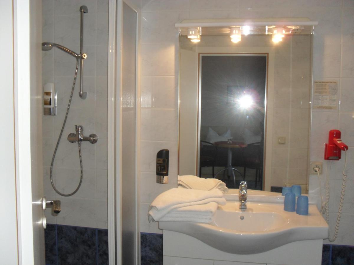 Hotel-Pension Zur Mole Wiek auf Rügen Екстериор снимка