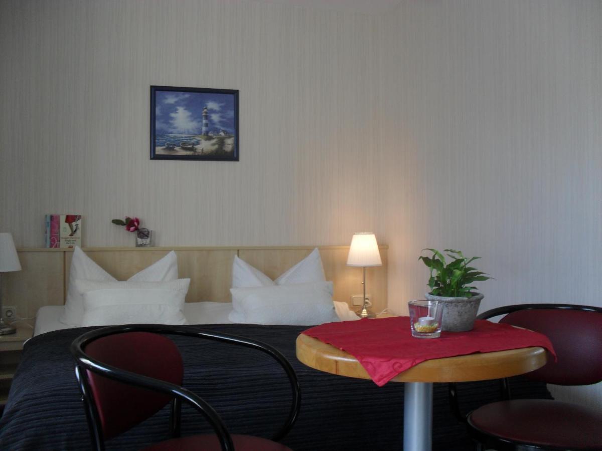 Hotel-Pension Zur Mole Wiek auf Rügen Екстериор снимка