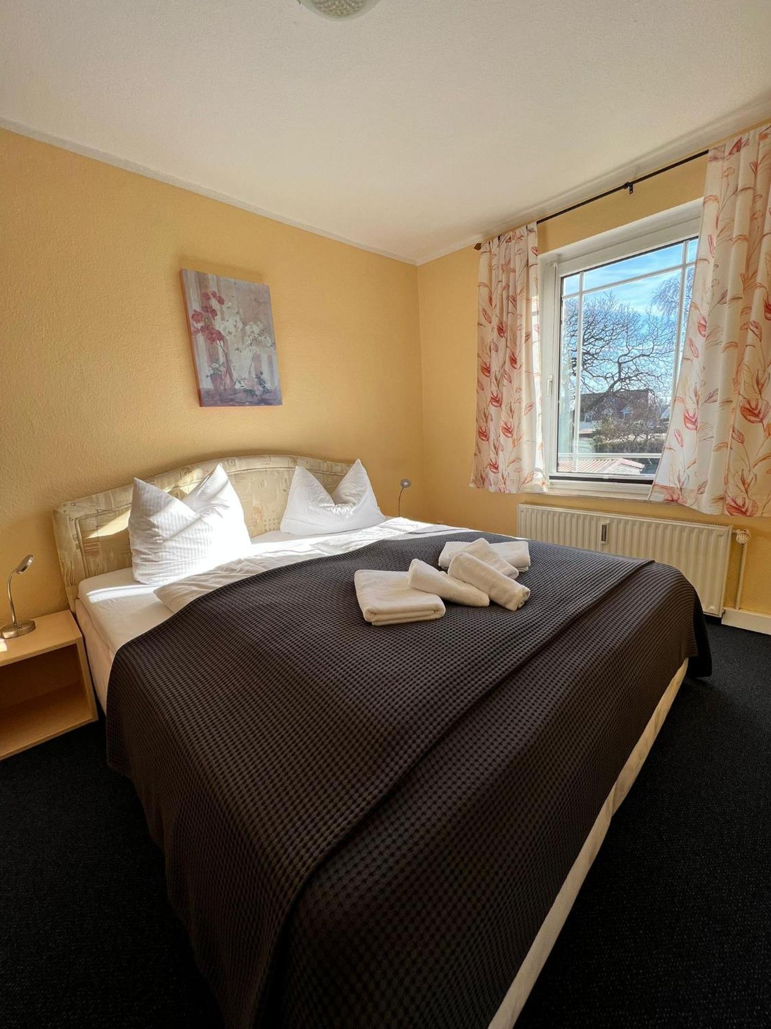 Hotel-Pension Zur Mole Wiek auf Rügen Екстериор снимка